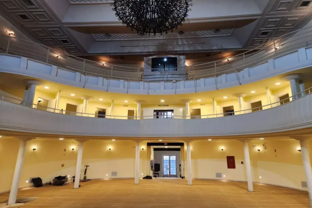 Vista interna do Teatro Álvaro de Carvalho (TAC), mostrando a arquitetura histórica e iluminação suave.