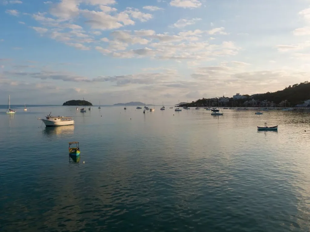 praia de jurerê em Florianópolis onde se hospedar em florianópolis