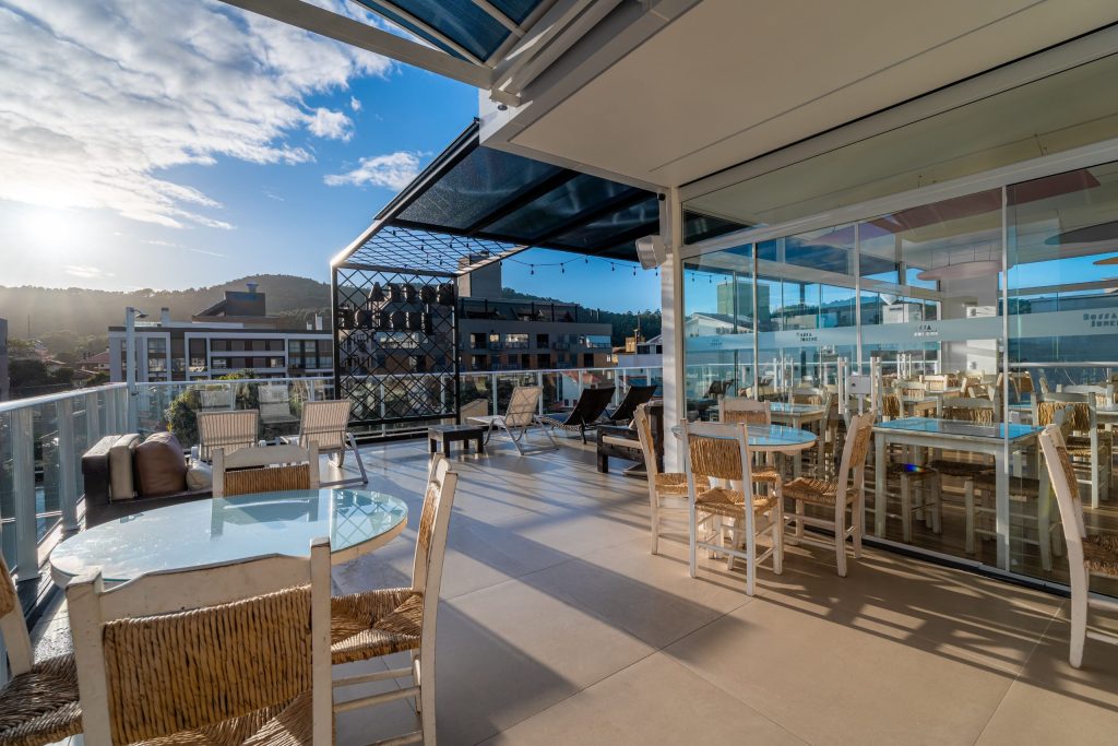 imagem da área externa do café da manhã do Bossa Jurerê Hotel