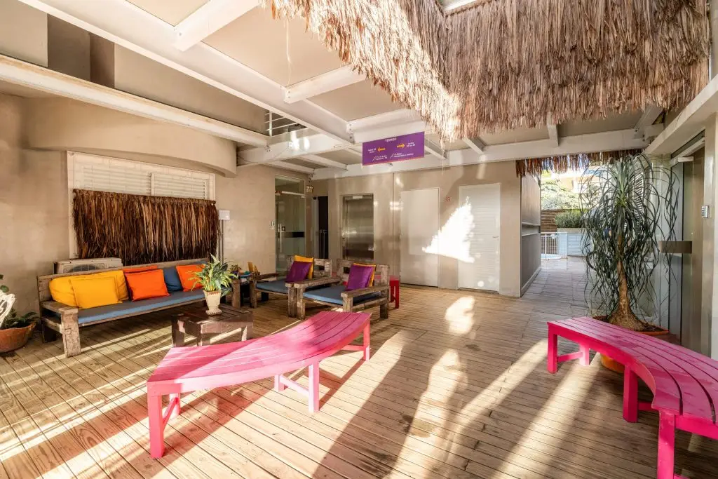 Imagem da área social do Bossa Jurerê Hotel
