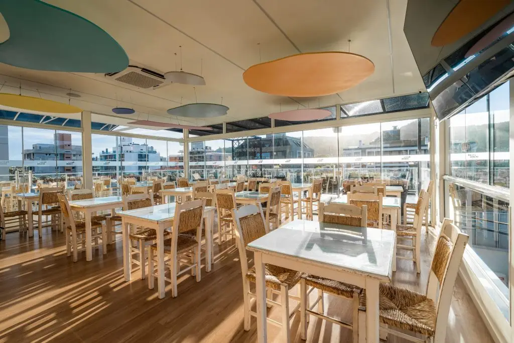 imagem do salão onde é servido o café da manhã do Bossa Jurerê Hotel