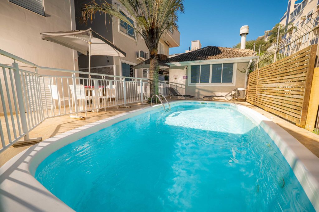 imagem da área de piscina do Bossa Jurerê Hotel