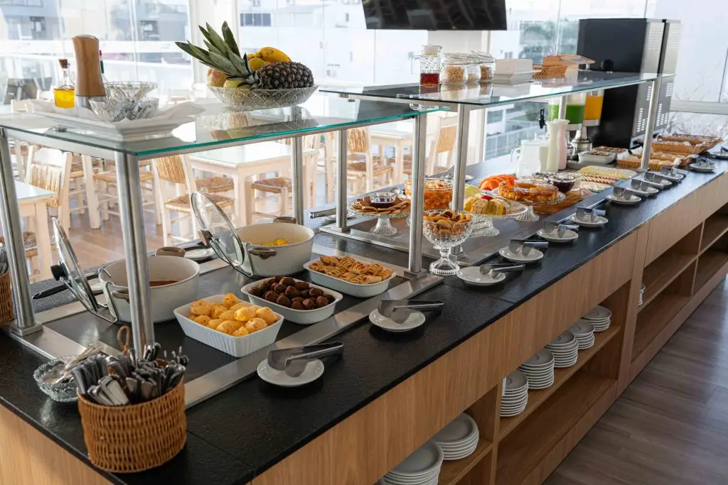 Imagem do buffet do café da manhã do Bossa Jurerê Hotel