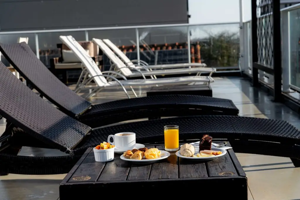 café da manhã no rooftop do Bossa Jurerê Hotel
