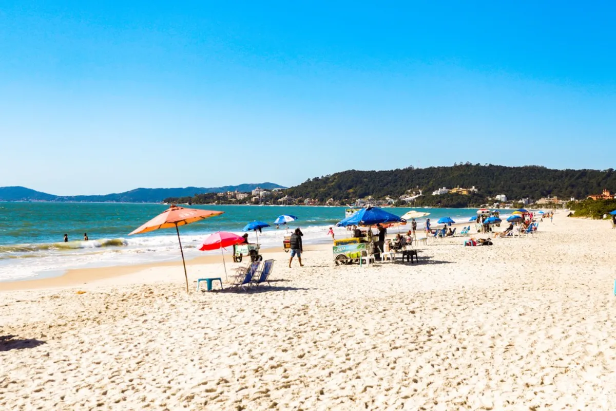 Qual a melhor praia para se hospedar em Florianópolis: guia completo para escolher a região ideal