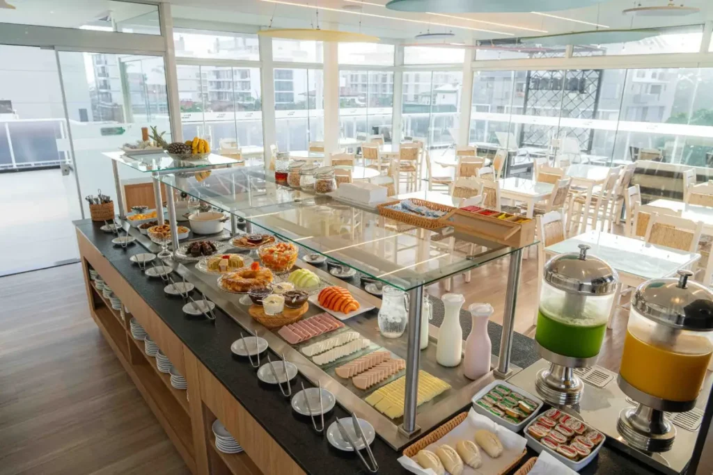 Rooftop com café da manhã Bossa Jurerê Hotel com buffet completo